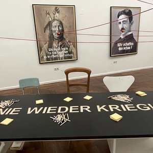 Zenita Komad, Friedenstisch, 2023, 80 x 200 x 75 cm, Ausstellungsansicht: Zenita Komad: Nie wieder Krieg! KULTUMUSEUM Graz, 3.2.?26.5.2024, Kurator Johannes Rauchenberger