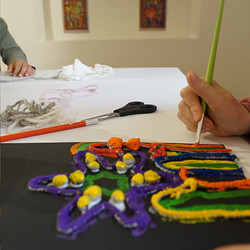 Paradieswerkstatt Malworkshop in der Ausstellung 'Innergärten und Trotzdemblüten' von Alois Neuhold Foto: KULTUM/Andrea Hopper