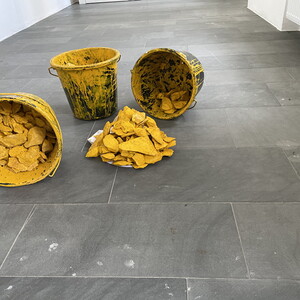 Wilhelm Scheruebl Eimer, Marmorsplitter, gelbe ?lfarbe, seit 1987