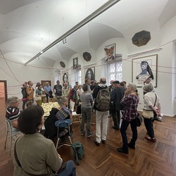 Lange Nacht der Kirchen 2024_'Nie wieder Krieg!'_Zenita Komad_Kuratorenführung. Foto: KULTUM