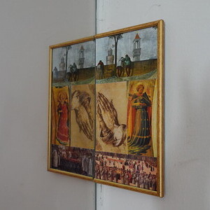                                 Maaria Wirkkala Permanent Collection, 2011, Postkarten in Lehmwand | Postcards in clay-wall, Courtesy of the artist and KULTUMUSEUM Graz, aus: Maaria Wirkkala: SHARING (2011)