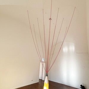 Zenita Komad, Friedensbaum, 2023, Objekt Bleistift 130 x 20 cm, in Installation mit Schnüren Größe variabel, Ausstellungsansicht: Zenita Komad: Nie wieder Krieg! KULTUMUSEUM Graz, 3.2.–26.5.2024, Kuratiert von Johannes Rauchenberger