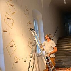 Aufbau der Ausstellung: Zenita Komad: NIE WIEDER KRIEG!KULTUM MUSEUM Graz, Jänner 2024Foto: KULTUM/Aufbauteam