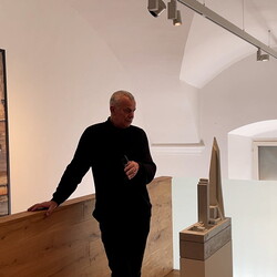 Zlatko Kopljar führte mit Kurator Johannes Rauchenberger durch die Ausstellung 'AUSLÖSCHUNG', 23.11.2024