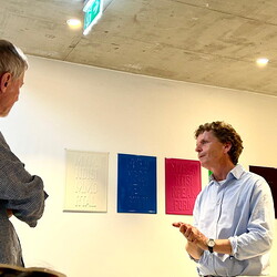 Michael Endlicher: ZEICHEN SPRACHE IRONIE. Kuratoren- und Künstlerführung mit Johannes Rauchenberger und Michael Endlicher am 27.6.2024