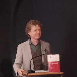 Lesung am 8. Mai 2026 mit Peter Waterhouse aus seinem neuen Werk Z Ypsilon X, mit einleitenden Worten von Johannes Rauchenberger und Edith Draxl. Gespräch und Moderation Paul Jandl.