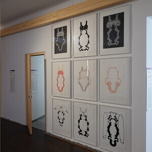                                 Lena Knilli, * 1961 in Graz (AT), lebt in Wien (AT), Kirchengrundriss und Becken, 2010?2012 (Serie), Transparentpapier auf Karton, Klebestreifen, 59,5 x 43 cm, KULTUMUSEUM Graz, aus: Seelenw?sche (2013)