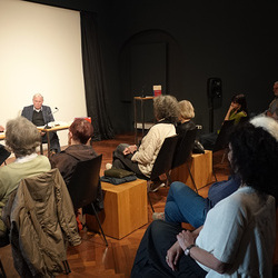 Lesung am 8. Mai 2026 mit Peter Waterhouse aus seinem neuen Werk Z Ypsilon X, mit einleitenden Worten von Johannes Rauchenberger und Edith Draxl. Gespräch und Moderation Paul Jandl.