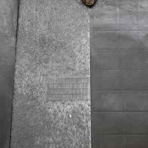Anneliese Schrenk: Parallelwand, 2018, 330x750x16cm7 Frottagen/2007-2018, Metallobjekte/8 Haken 8 L?cher 8 B?gen/Schlachthausfreundmetallgeflecht (BH)/Kandare, Leder/Aussto?haut auf Keilrahmen/Interne Codes, Unfallautoscheibe/Jaguar/gr?n, Steinstab 
