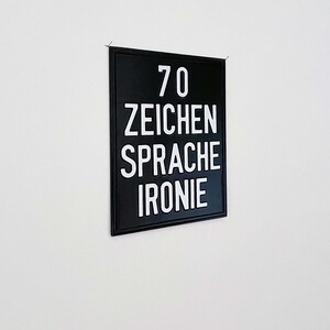 Michael Endlicher, 70er Dramenblech, 2004/2022, geprägtes Aluminiumblech, 40x30 cm, Ausstellungsansicht: Michael Endlicher: ZEICHEN SPRACHE IRONIE, KULTUM Graz, 11. Mai bis 13. Juli 2024, Kurator: Johannes Rauchenberger