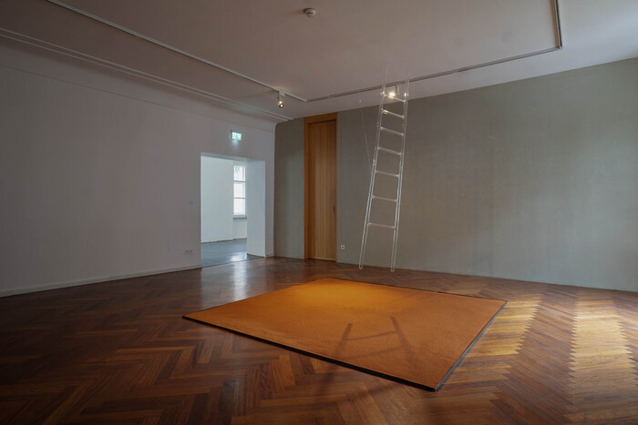 Maaria Wirkkala Beyond this Point, 2020, Glasleiter, Stahl, Tennenrot-Sand | glass ladder, steel-frame, Tennenrotsand Courtesy of the artist und KULTUMUSEUM Graz, aus | from: HIMMELSCHWER. Transformationen der Schwerkraft („Graz 2003 – Kulturhaupts