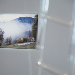 Richard Frankenberger, *1947 in Hochenegg (AT), lebt in Rohrbach/Kulm (AT),  „LEBENDE“ CIMETERRE (Reiterhof/Hollerberg/Kulm), 1997/07, Foto, 70 x 100 cm, KULTUMUSEUM Graz, aus: Richard Frankenberger: TOO FAR. Positionen aus der Vorstadt (2007)