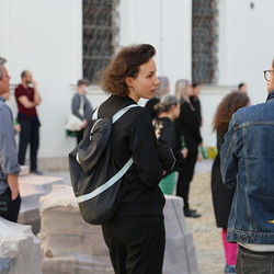 Künstlerin Nina Schuiki, bei der Ausstellungseröffnung, EINATMEN - AUSATMEN, 2. Juni 2021, Foto: KULTUM