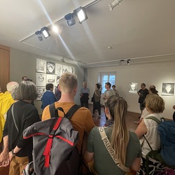 Lange Nacht der Kirchen 2024_'Nie wieder Krieg!'_Zenita Komad_Kuratorenführung. Foto: KULTUM