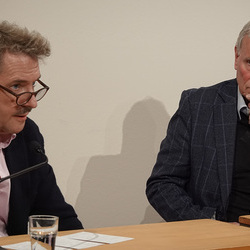 Lesung am 8. Mai 2026 mit Peter Waterhouse aus seinem neuen Werk Z Ypsilon X, mit einleitenden Worten von Johannes Rauchenberger und Edith Draxl. Gespräch und Moderation Paul Jandl.