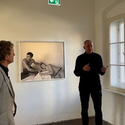 Zlatko Kopljar führte mit Kurator Johannes Rauchenberger durch die Ausstellung 'AUSLÖSCHUNG', 23.11.2024