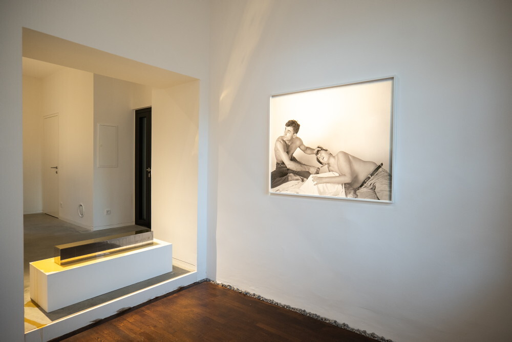 Zlatko Kopljar: Object, 1990, Edelstahl, Honig, Ausstellungsansicht: Zlatko Kopljar: AUSLÖSCHUNG | ERASION. KULTUMUSEUM Graz, 27. Sept. 2024 – 12. Jan. 2025Kurator: Johannes Rauchenberger