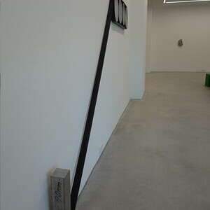  Michael Kienzer: ?Formfolge Vol.1? 2012, Gummi, Aluminium KULTUMUSEUM Graz, Sammlung Wolf  aus: Michael Kienzer & Anneliese Schrenk: 'Was tun Skulpturen ohne Aufsicht?', KULTUMUSEUM im Spiegelgitterhaus Gleisdorf, 22. Mai bis 31. August 2026 Kurator