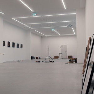 'Sonnentropfen am Bildzerriss der Welt. Rückschau und Jetztschau Durchtiefte Radierungen - gehöhte Bilder' von Alois Neuhold: Aufbau im Spiegelgitterhaus Gleisdorf