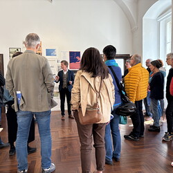 Kuratorenführung mit Kurator Johannes Rauchenberger durch die Ausstellung 'Im Bann (s)einer gro?en Erz?hlung: Josef Fink zum 25. Todestag' am letzten Ausstellungstag, 19. April 2025