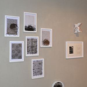 Peter Angerer: „Kafkas Tiere“, 2020Grafikprojekt 23 Teile, 6 Arbeiten Textgrafik/Zeichnung/Schnur im Objektrahmen, je 30cm x29cm, Radierung/Zeichnung insgesamt 7 Arbeiten,30cm x 30cm (2) , 30cm x 40cm (3), 40cmx 50cm (1), 1 Objektbild (Text, Sch