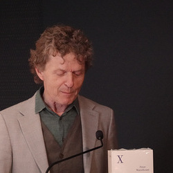 Lesung am 8. Mai 2026 mit Peter Waterhouse aus seinem neuen Werk Z Ypsilon X, mit einleitenden Worten von Johannes Rauchenberger und Edith Draxl. Gespräch und Moderation Paul Jandl.