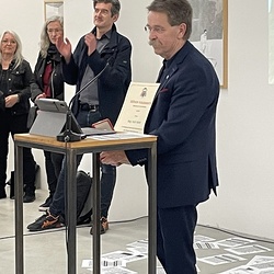 Eröffnung des Spiegelgitterhauses Gleisdorf (Sammlung Wolf) durch Bürgermeister Christoph Stark, Landeshauptmann Christopher Drexler und Diözesanbischof Wilhelm Krautwaschl.Laudatio: Walter Prügger,Einführung in die Ausstellung 'WENDEZEITEN/ZEITENW