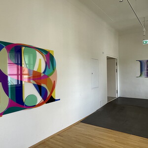 Michael ENDLICHER, Spero!, 2017, ca.120x160 cm, Digitaldruck, Acrylglas gefräst, KULTUMUSEUM Graz, aus: SPIRO - SPERO (2017), Ausstellungsansicht: Michael Endlicher: ZEICHEN SPRACHE IRONIE, KULTUM Graz, 11. Mai bis 13. Juli 2024