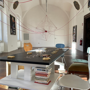 Zenita Komad, Friedenstisch, 2023, 80 x 200 x 75 cm, Ausstellungsansicht: Zenita Komad: Nie wieder Krieg! KULTUMUSEUM Graz, 3.2.?26.5.2024, Kurator Johannes Rauchenberger