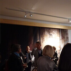 Lange Nacht der Kirchen, 23. Mai 2025: Kurator Johannes Rauchenberger führt durch die Ausstellung 'NUN MEHR – MEAN TIME' von Maaria Wirkkala