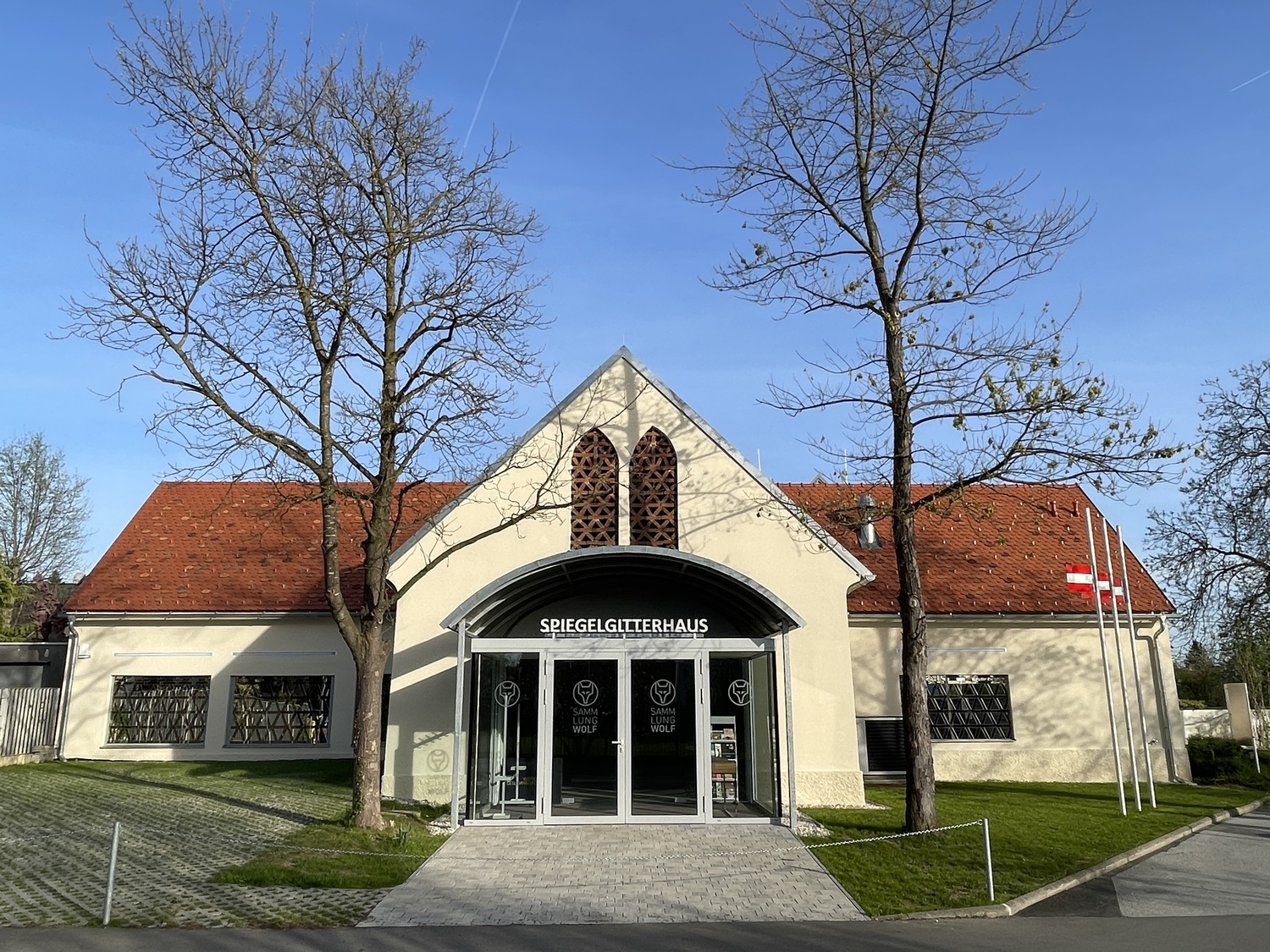 Au?enansicht des fertiggestellten 'Spiegelgitterhaus Gleisdorf', das vom KULTUM aus betreut wird. 