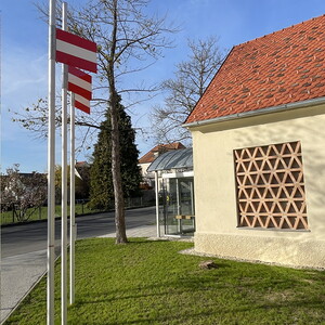 Hartmut SKERBISCH: 3 Fahnen am Rastplatz K.U.L.M., 2004 verschiedene Ma?e cm Alu-Fahnenstangen, Alu-Fahnen, Seilzug, LackfarbePermanent-Installation vor dem Spiegelgitterhaus Gleisdorf, 2024Foto: J. Rauchenberger