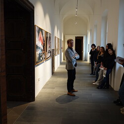 Ausstellungsführung Schulgruppe durch die Ausstellung 'Auslöschung' von Zlatko Kopljar durch Johannes Rauchenberger, Jänner 2025