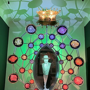 Henry Jesionka: Trinity –  ein Grabmal für J. Robert Oppenheimer, 2023, 2,7 m x  x 2,2 m  x 1,9 m, Acryl auf Leinwand, Aluminium, Kupfer, Blei, Bandagen, Taschenuhren, Blattgold auf Kunststoff (Krone), Beton, oxidierte Kupferpfennige, Duratran, Leuch