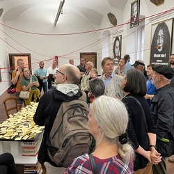 Lange Nacht der Kirchen 2024_'Nie wieder Krieg!'_Zenita Komad_Kuratorenführung. Foto: KULTUM