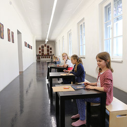 Paradieswerkstatt Malworkshop in der Ausstellung 'Innergärten und Trotzdemblüten' von Alois Neuhold Foto: KULTUM/Andrea Hopper