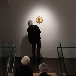 Im Bann (s)einer großen Erzählung: Josef Fink (1941–1999)Eröffnung im Minoritensaal, 28. Februar 2025Mit Johannes Rauchenberger, Elisabeth Koller (Kuratoren)Generalvika Erich Linhardt, Walter Prügger, Leiter des Ressorts 'Bildung, Kunst und Kultu