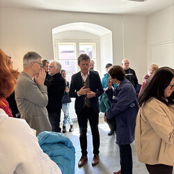 Kuratorenführung mit Kurator Johannes Rauchenberger durch die Ausstellung 'Im Bann (s)einer gro?en Erz?hlung: Josef Fink zum 25. Todestag' am letzten Ausstellungstag, 19. April 2025