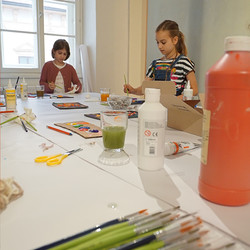 Paradieswerkstatt Malworkshop in der Ausstellung 'Innergärten und Trotzdemblüten' von Alois Neuhold Foto: KULTUM/Andrea Hopper