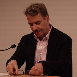 Lesung am 8. Mai 2026 mit Peter Waterhouse aus seinem neuen Werk Z Ypsilon X, mit einleitenden Worten von Johannes Rauchenberger und Edith Draxl. Gespräch und Moderation Paul Jandl.
