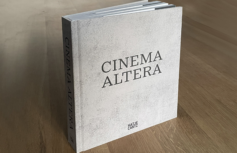 Das 480 Seiten starke Buch von CINEMA ALTERA, erschienen bei Hatje Cantz Berlin   ISBN: 978-3-7757-5633-4  € 48,–