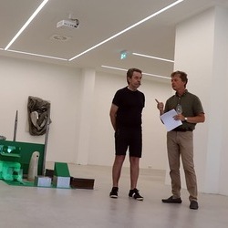 Künstler*innengespräch: Anneliese Schrenk und Michael Kienzer im Gespräch mit Kurator Johannes Rauchenberger in der Ausstellung: 'Was tun Skulpturen ohne Aufsicht?', 8.8.2026, Spiegelgitterhaus Gleisdorf, Hochsommer.art