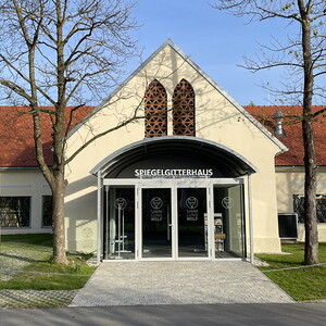 Außenansicht des fertiggestellten 'Spiegelgitterhaus Gleisdorf', das vom KULTUM aus betreut wird. 