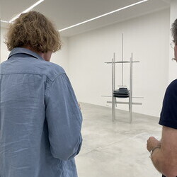 Künstler*innengespräch: Anneliese Schrenk und Michael Kienzer im Gespräch mit Kurator Johannes Rauchenberger in der Ausstellung: 'Was tun Skulpturen ohne Aufsicht?', 8.8.2026, Spiegelgitterhaus Gleisdorf, Hochsommer.art