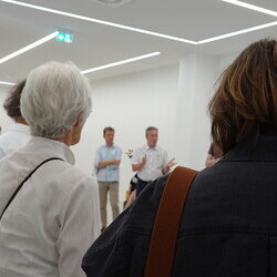                                 Er?ffnung der Sommer-Ausstellung im Spiegelgitterhaus Gleisdorf am 20. Juni 2025:  'round and round she goes  and where she stops nobody knows'Eine Ausstellung ?ber die ZEIT, kuratiert von zweintopf Mit Werken von M