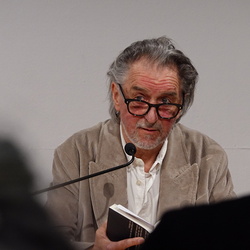                                 Mit einem Bein steht dieser Dichter in Argentinien, mit dem anderen erreicht er den Abend. Was Fedor Pellmann, der unter Supermarktjunkies, sp?ten Fischreihern und Ausfahrern in Buenos Aires abwartende Dichter aus M?nc