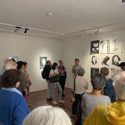 Lange Nacht der Kirchen 2024_'Nie wieder Krieg!'_Zenita Komad_Kuratorenführung. Foto: KULTUM