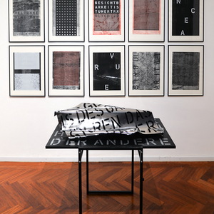 Peter Angerer: „Unverfügbarkeit“, 2018,10 Unikatgrafiken, Monoprint, Elementendruck,Schablonentext, Zeichnung, je 42cm x 59,4cm„Tabletext“, 2017, Tischobjekt Unikat, Tisch,Blech, Schablonentext, ca. 80cm x 40cm x 90cm,Zitate von B.C. Han: „Das