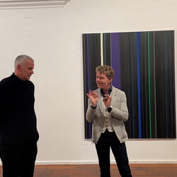 Zlatko Kopljar führte mit Kurator Johannes Rauchenberger durch die Ausstellung 'AUSLÖSCHUNG', 23.11.2024