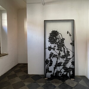 Wilhelm Scheruebl Schatten, 2013/2023  Schwarzlotmalerei auf Glas, sandgestrahlt 202x105 cm 